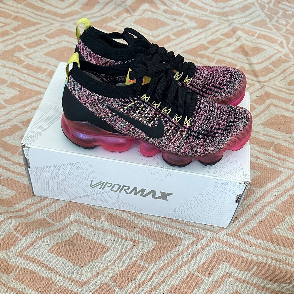 Nike VaporMax Flyknit in Black and Pink